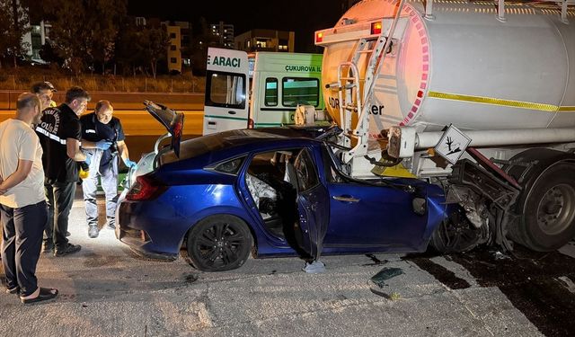 Adana'da Akaryakıt Tankerine Çarpan Otomobilin Sürücüsü Hayatını Kaybetti