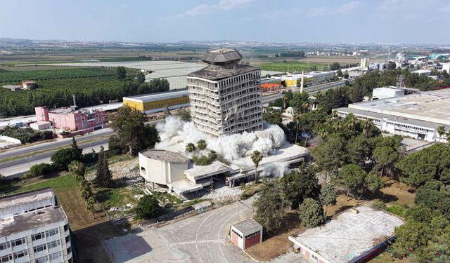 Adana’da Kontrollü Yıkım: 16 Katlı Çukobirlik Binası Saniyeler İçinde Yerle Bir Oldu