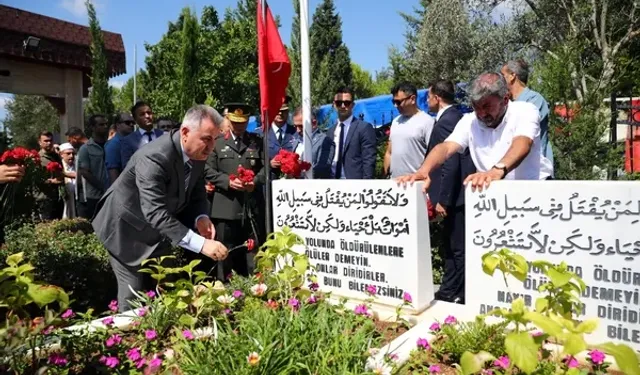 Adana'da 15 Temmuz Şehitleri Dualarla Anıldı: Şehitliklerde Duygu Dolu Ziyaretler