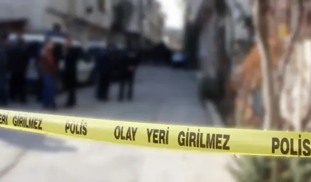 Adana'da Çekiçli Dehşet: Eşini Çekiçle Yaralayıp Boğazından Bıçakladı