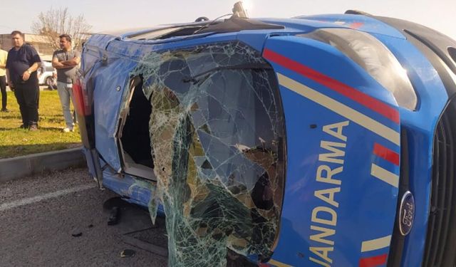 Adana’nın Kozan İlçesinde Trafik Kazası: 2 Jandarma Personeli Yaralandı