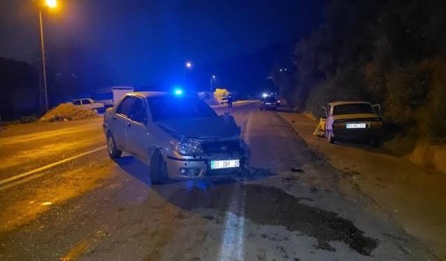Adana'da İki Otomobil Çarpıştı: 4 Kişi Yaralandı