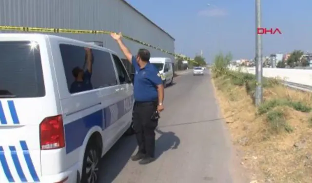 Adana'da Seyir Halindeki Araca Silahlı Saldırı: 1 Yaralı, Şüpheliler Kaçtı