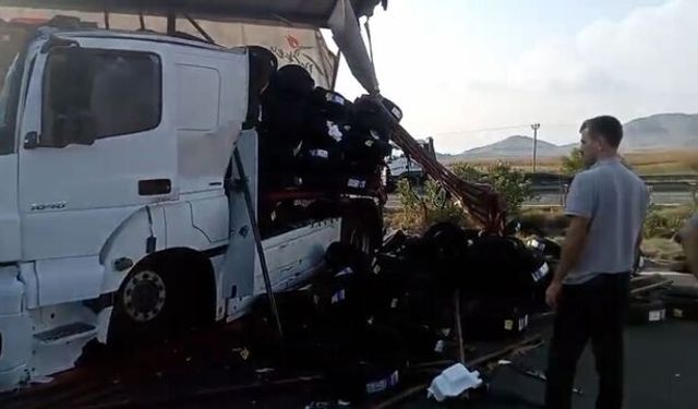 Emniyet Şeridinde Duran Tır'a Arkadan Başka Bir Tır Çarptı: 2 Yaralı