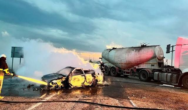 Adana'da Feci Kaza: Tırın Arasından Uçan Otomobil Alev Aldı