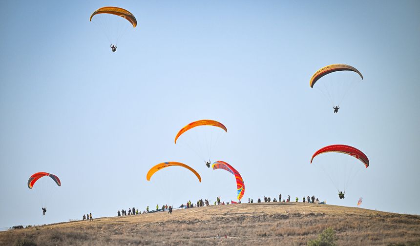 Adana’da 13. Kostümlü Yamaç Paraşütü Festivali Coşkuyla Başladı