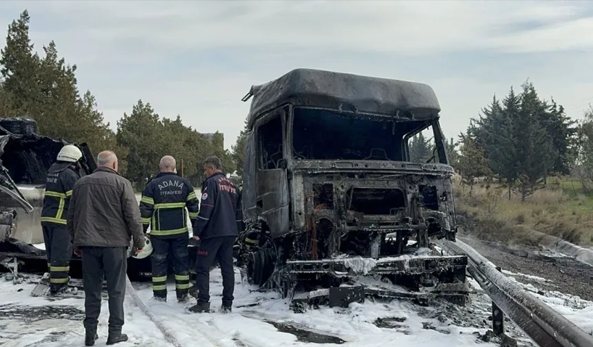 Adana’da Otoyolda Akaryakıt Tankeri Devrildi: Yangın ve Trafik Yoğunluğu