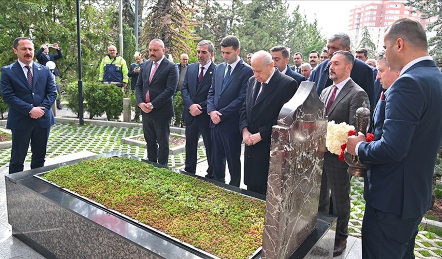 Devlet Bahçeli’den Anlamlı Ziyaret: Alparslan Türkeş'in Kabri Başında Duygusal Mesajlar