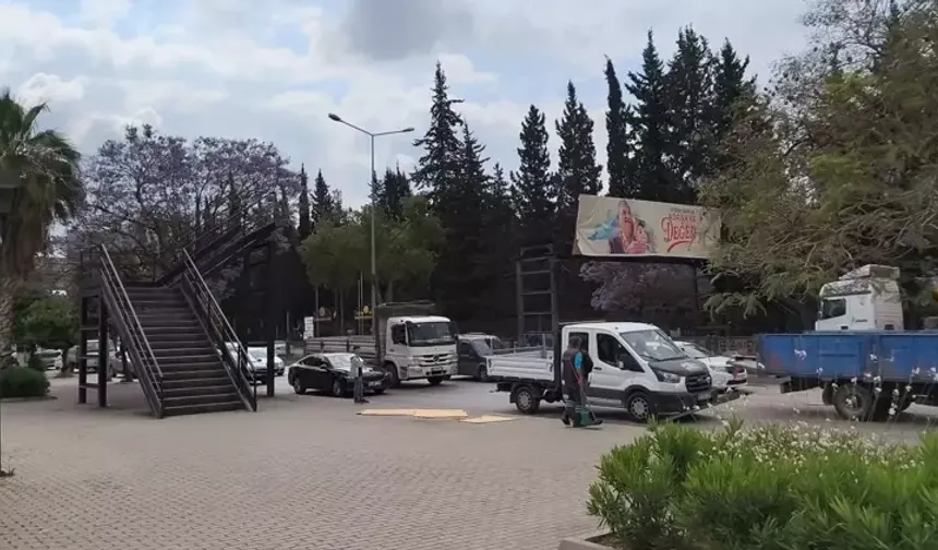 Adana'da TIR'ın Açılan Dorsesi, Üst Geçidi Parçaladı