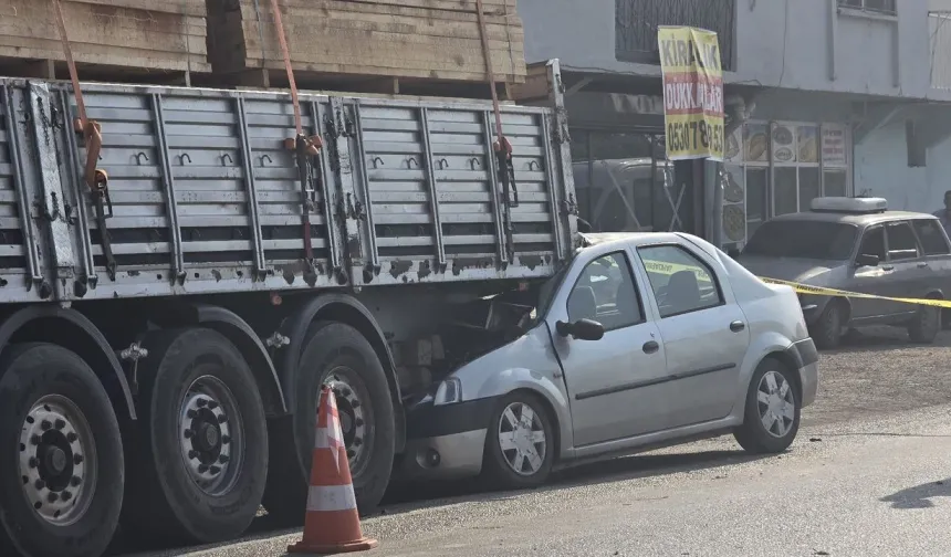 Adana Kozan’da Feci Kaza: Otomobil Kamyona Çarptı, 1 Kadın Hayatını Kaybetti