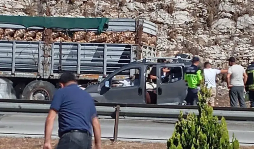 Adana'da Feci Kaza: TIR'a Çarpan Araçta 5 Kişi Hayatını Kaybetti