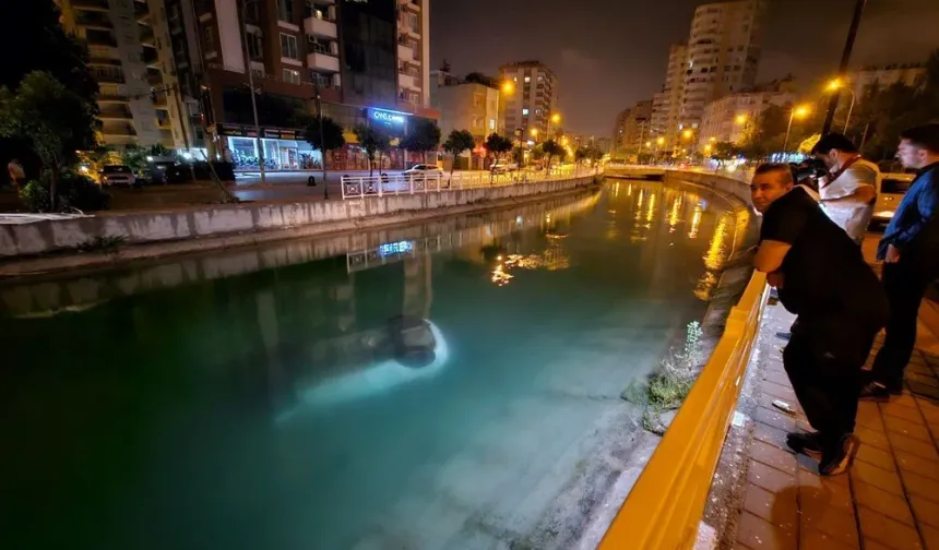 Adana’da Gece Yarısı Feci Kaza: Otomobil Sulama Kanalına Uçtu, 3 Kişi Yaralandı
