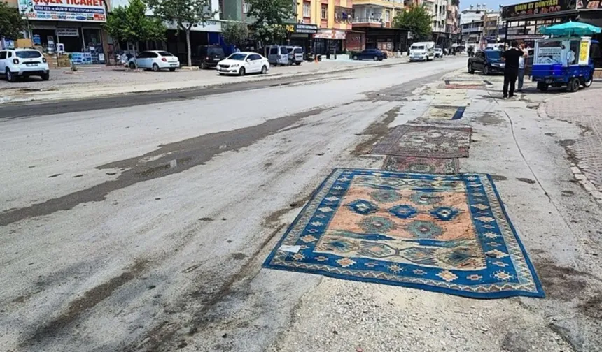 Adana’da Bozuk Yollar Tepki Çekti: Vatandaşlar Çareyi Yola Halı Sermekte Buldu