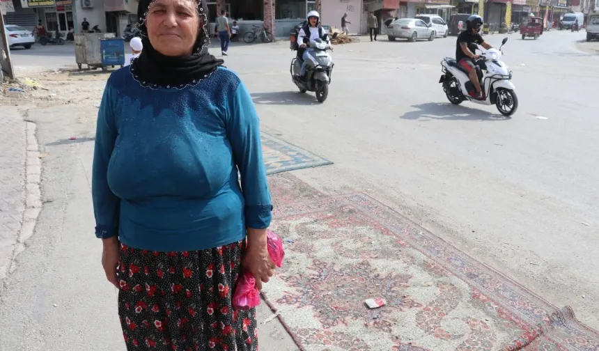 Adana’da Evinin Önündeki Tozdan Bunalan Kadın Yolu Halıyla Kapladı: “Artık Asfalt Dökülsün”