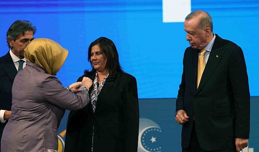 AK Parti’nin 24. Yıl Dönümünde 9 Belediye Başkanı Rozet Taktı