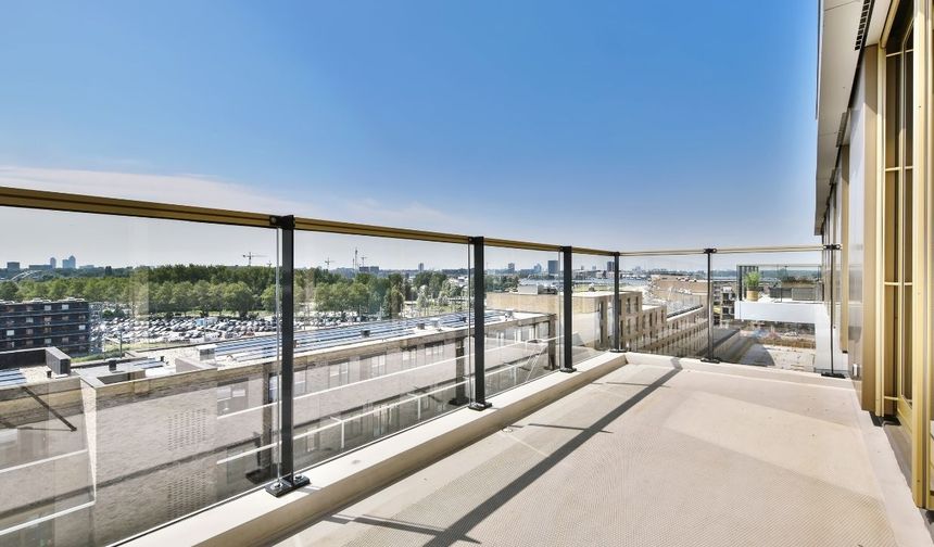 Balkon ve Merdivenler İçin En Şık Seçim: Cam Korkuluk Modelleri