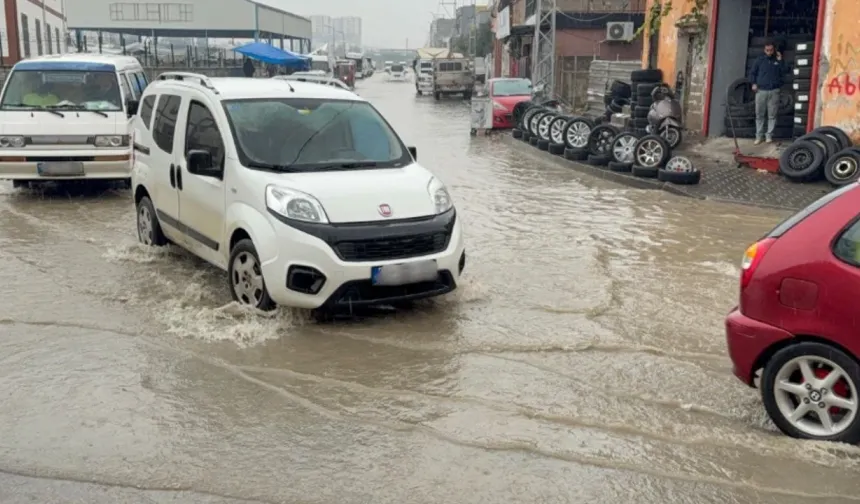 Adana’da Sağanak Yağış Hayatı Felç Etti