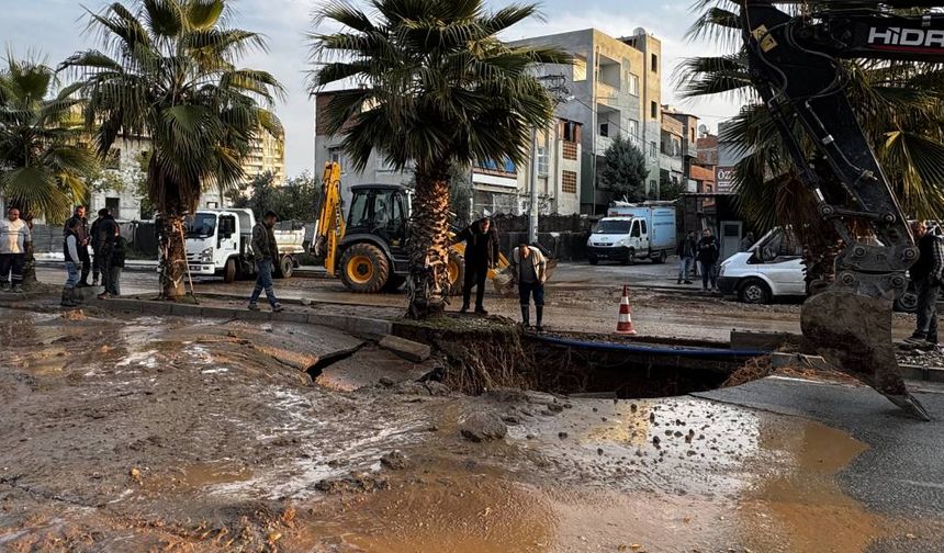 Adana’da Su Borusu Patladı: Cadde Çöktü, Sokaklar Göle Döndü