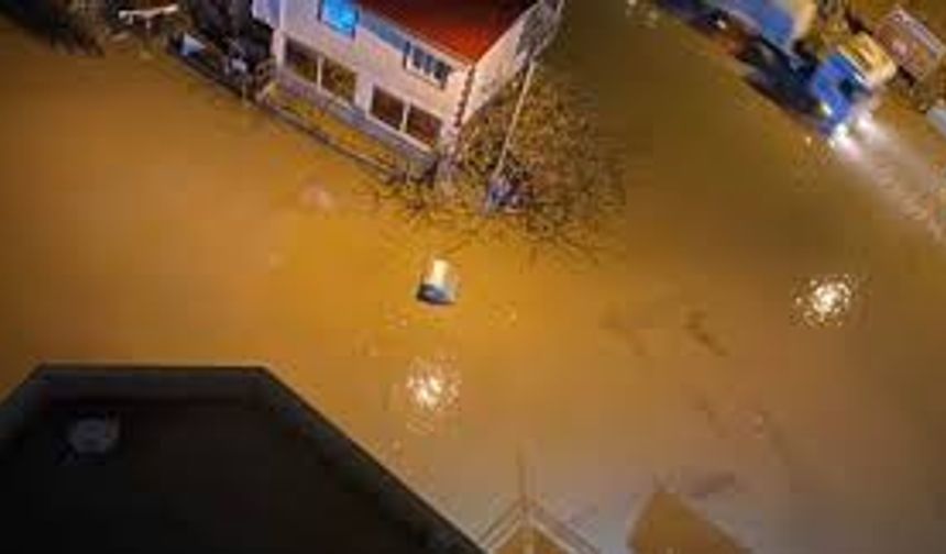 Adana’da Sağanak Yağmur Hayatı Felç Etti