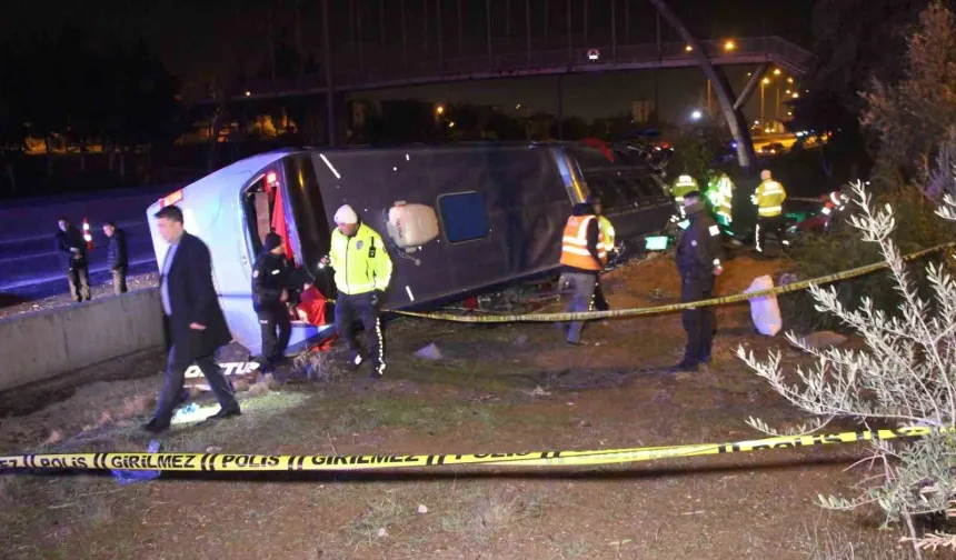 Adana’da Şehirlerarası Yolcu Otobüsü Devrildi: 8 Yaralı
