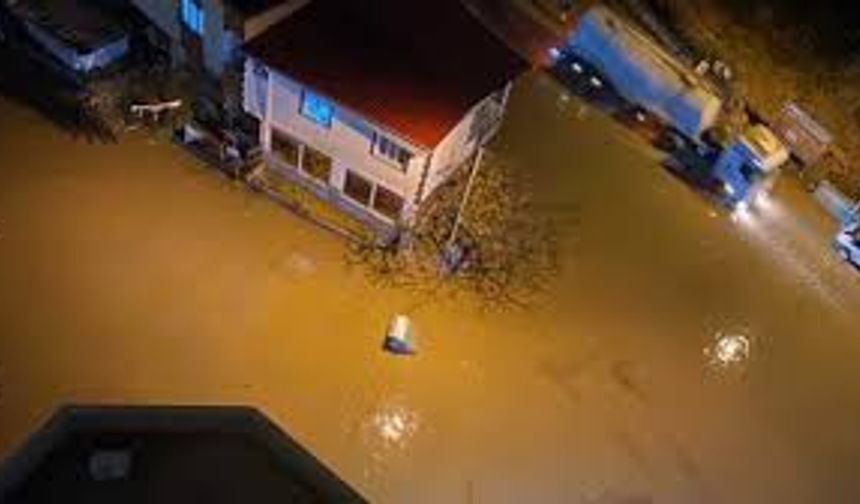 Adana’da Sel Felaketi: İstinat Duvarları Yıkıldı, Sokaklar Göle Döndü