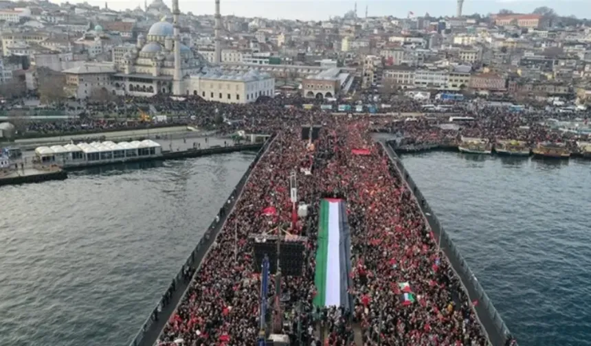 Galata Köprüsü’nde Yarım Milyonu Aşan Katılımla Filistin’e Destek Yürüyüşü