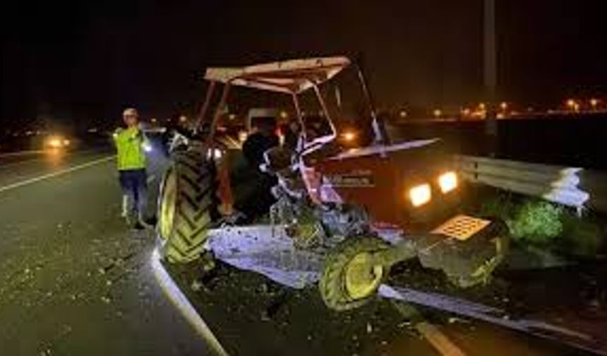 Adana’da Otomobilin Çarptığı Traktör İkiye Bölündü
