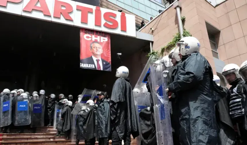 Chp Genel Merkezi’ne Polis Müdahalesi: Özgür Özel Tbmm’ye Yürüdü