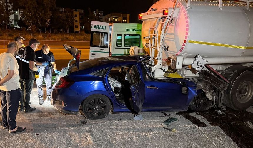 Adana'da Akaryakıt Tankerine Çarpan Otomobilin Sürücüsü Hayatını Kaybetti