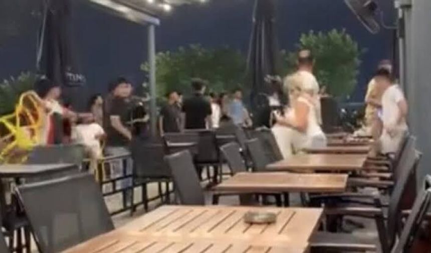 Adana'da AVM'de Çıkan Kavgada Sandalyeler Havada Uçuştu