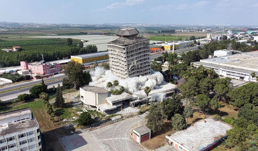 Adana’da Kontrollü Yıkım: 16 Katlı Çukobirlik Binası Saniyeler İçinde Yerle Bir Oldu