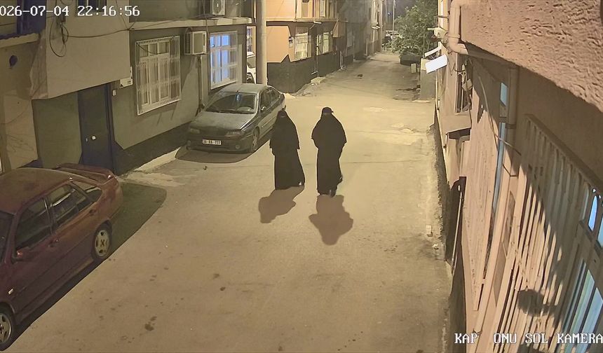 Adana'da Çarşafla Eve Girip Hırsızlık Yaptıkları İddia Edilen 2 Şüpheliden 1'i Tutuklandı