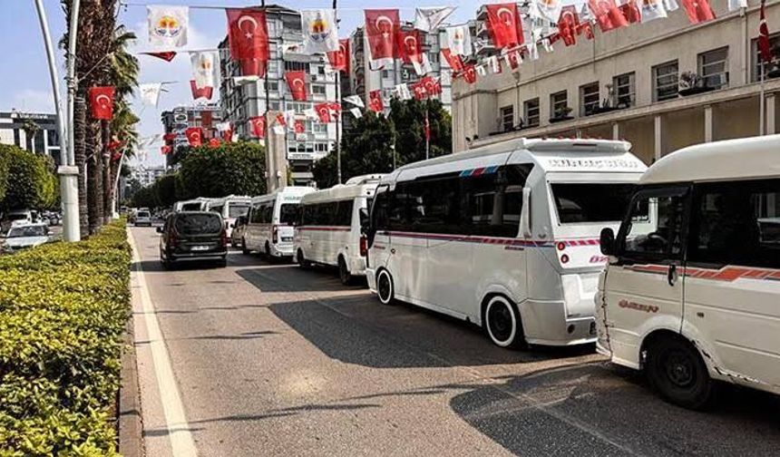 Adana'da Dolmuşçulardan Güzergah Tepkisi: Belediye Önünde Eylem Yaptılar