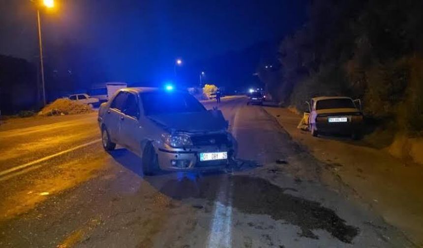Adana'da İki Otomobil Çarpıştı: 4 Kişi Yaralandı