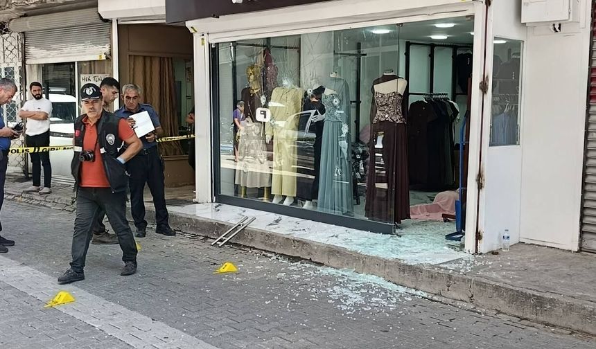 Adana'da Silahlı Saldırı: Giyim Mağazasına Ateş Açıldı