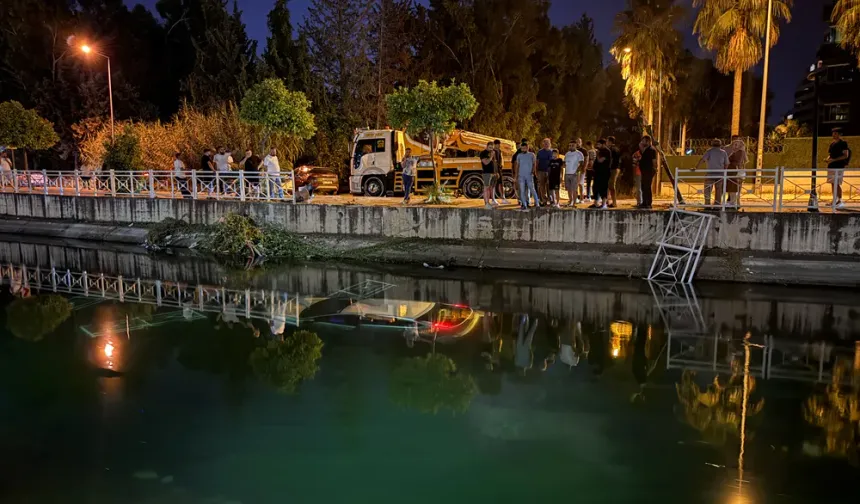 Adana’da Sulama Kanalına Düşen Otomobilin Sürücüsünü Vatandaşlar Kurtardı