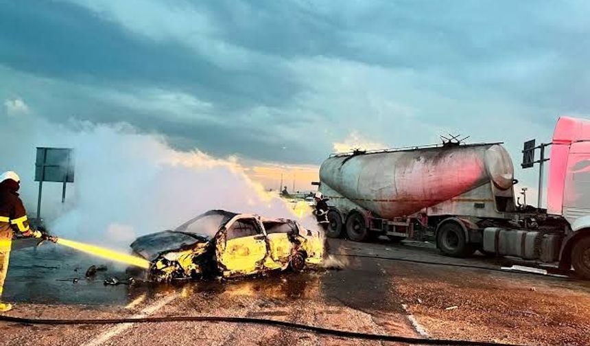 Adana'da Feci Kaza: Tırın Arasından Uçan Otomobil Alev Aldı